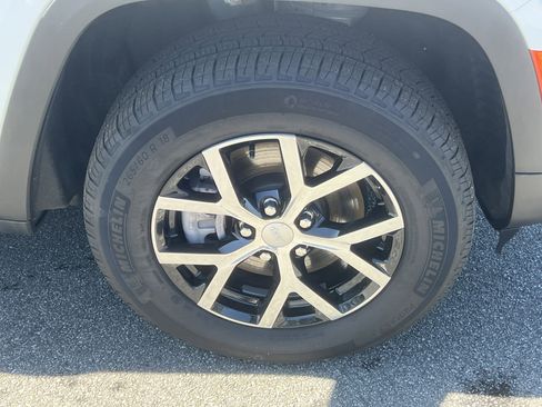 Used 2025 Jeep Grand Cherokee L Limited w/ Luxury Tech Group II image 16