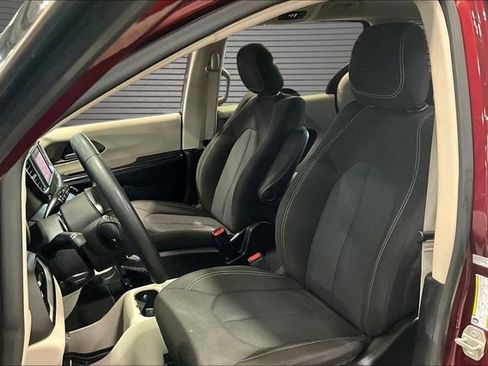 Used 2023 Chrysler Voyager LX FWD image 18