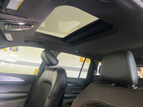 New 2025 Jeep Grand Cherokee Altitude image 21