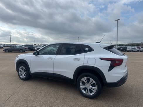 Used 2025 Chevrolet Trax LS image 12