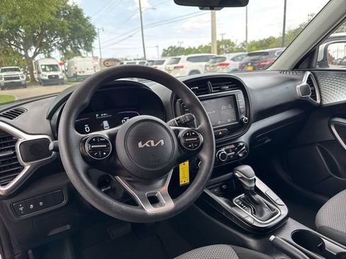 Used 2025 Kia Soul LX w/ LX Technology Package FWD image 23