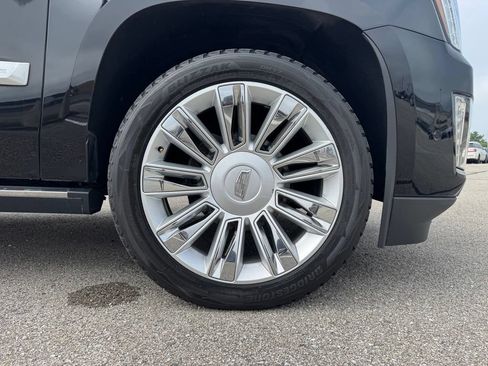 Used 2018 Cadillac Escalade ESV Platinum AWD/4WD image 17