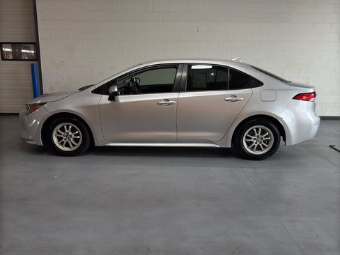 Used 2022 Toyota Corolla LE FWD image 2