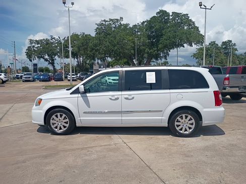 Used 2016 Chrysler Town & Country Touring FWD image 2