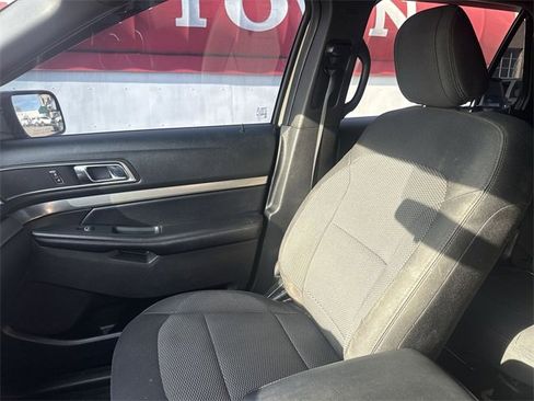 Used 2018 Ford Explorer XLT image 24