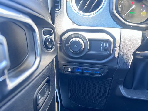 Used 2025 Jeep Wrangler Sahara image 20