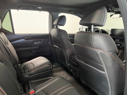 Used 2025 Honda Pilot TrailSport image 14