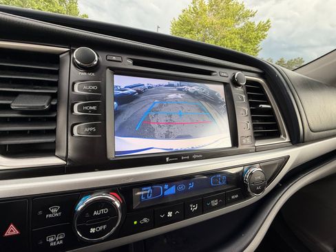 Used 2016 Toyota Highlander XLE AWD/4WD image 23