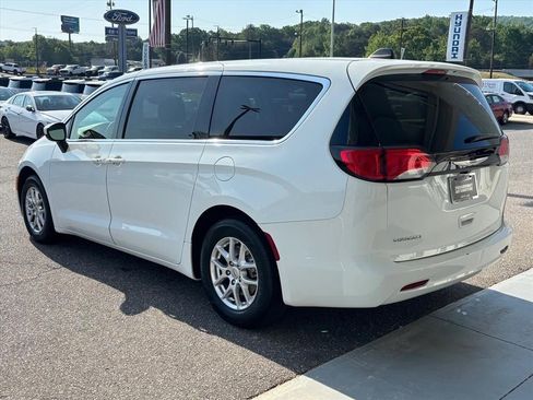 Used 2023 Chrysler Voyager LX FWD image 2