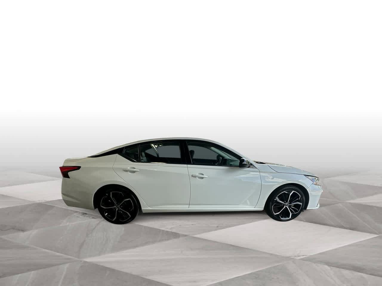 Used 2024 Nissan Altima 2.5 SR FWD image 9