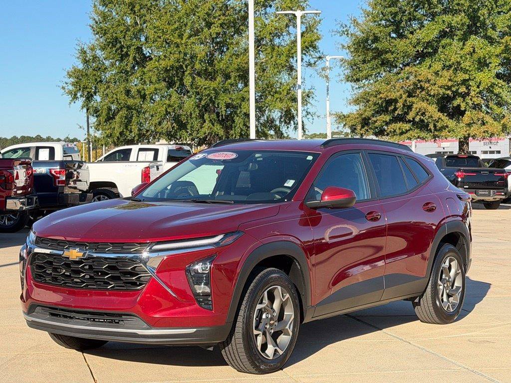 Used 2025 Chevrolet Trax LT FWD image 8