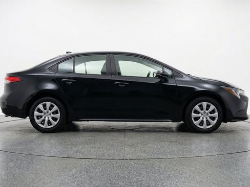 Used 2025 Toyota Corolla LE FWD image 11
