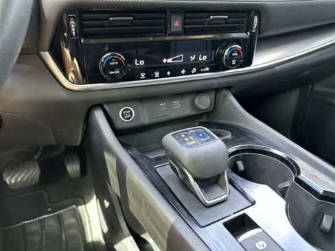 Used 2022 Nissan Rogue SV FWD image 23