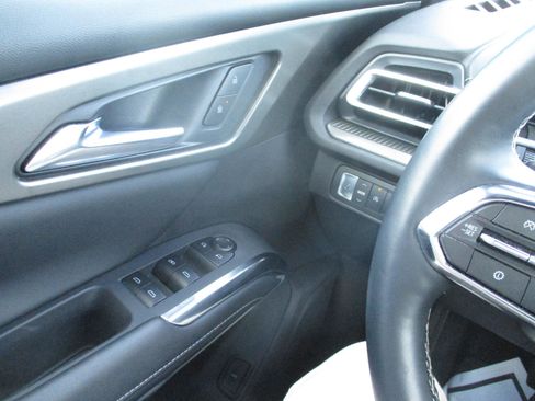 Used 2025 Chevrolet Traverse LT image 20