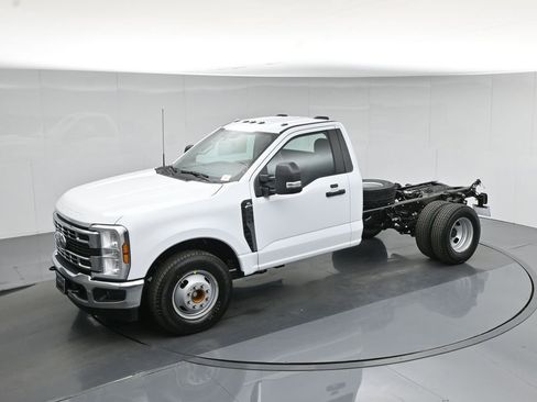 New 2026 Ford F350 XL w/ XL Chrome Package RWD image 32