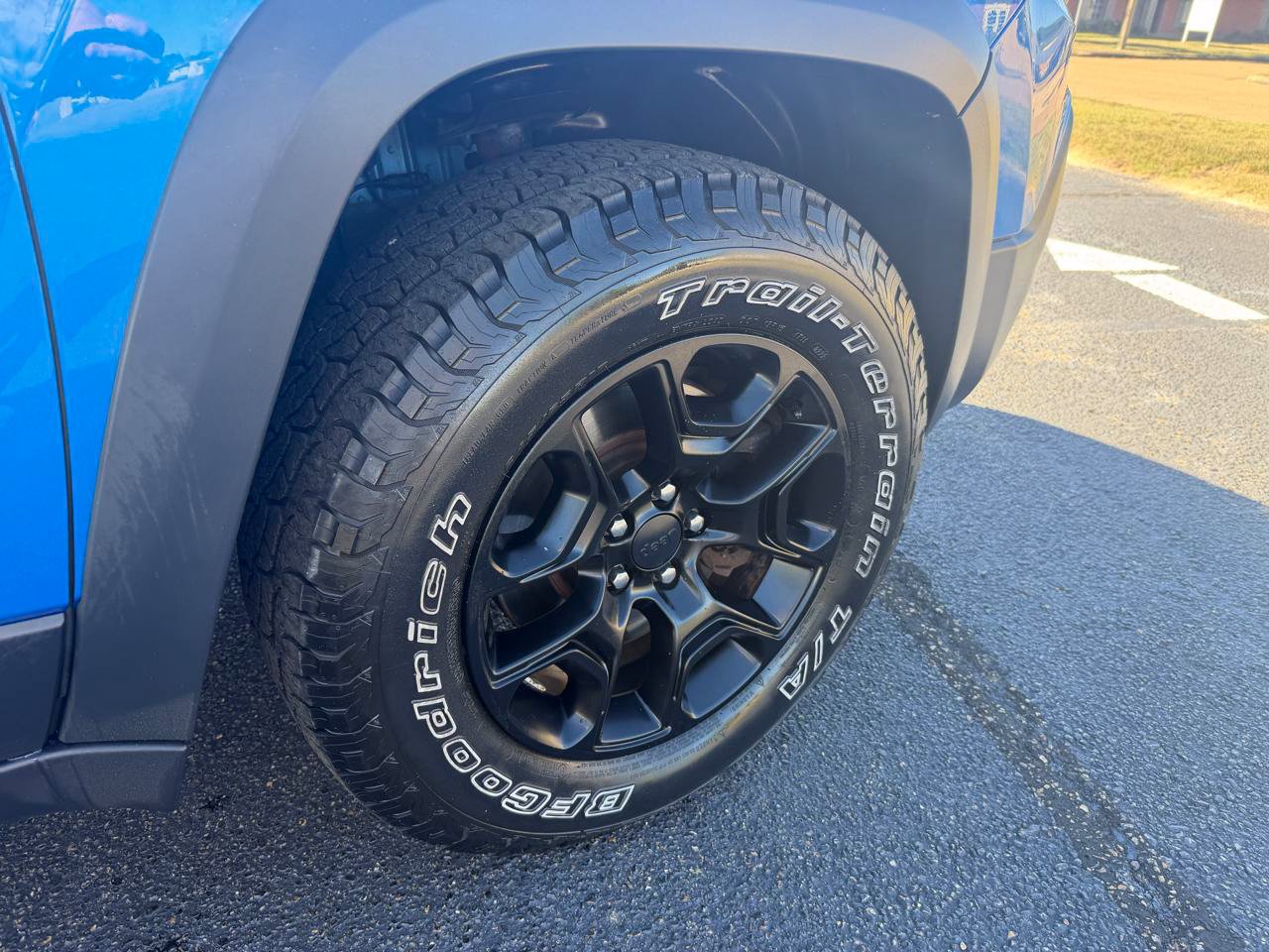 Used 2019 Jeep Cherokee Trailhawk w/ Cold Weather Group AWD/4WD image 26