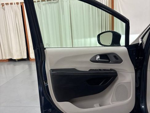 Used 2021 Chrysler Pacifica Touring-L FWD image 16