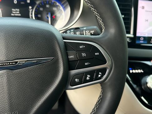 Used 2023 Chrysler Pacifica Touring-L FWD image 26