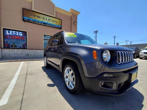 Used 2016 Jeep Renegade Latitude FWD image 2
