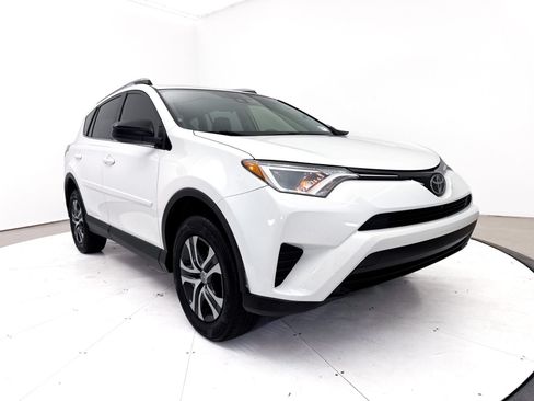 Used 2017 Toyota RAV4 LE FWD image 9