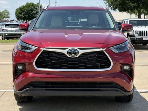 Certified 2024 Toyota Highlander XLE FWD image 8