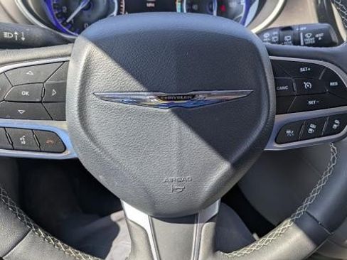 Used 2024 Chrysler Pacifica Touring-L FWD image 9