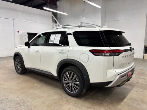 Used 2024 Nissan Pathfinder SL w/ SL Premium Package FWD image 5