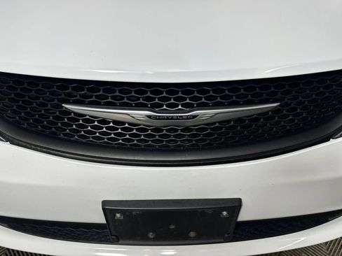 Used 2023 Chrysler Voyager LX image 9