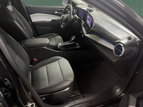 Used 2025 Chevrolet Trax LT w/ Sunroof Package FWD image 15