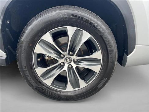 Certified 2025 Toyota Highlander XLE image 26
