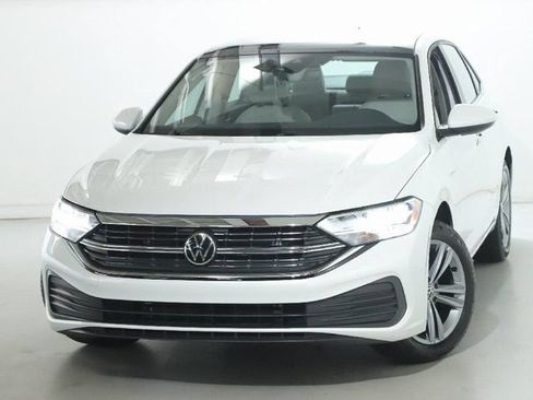 Used 2024 Volkswagen Jetta SE w/ Panoramic Sunroof Package FWD image 2