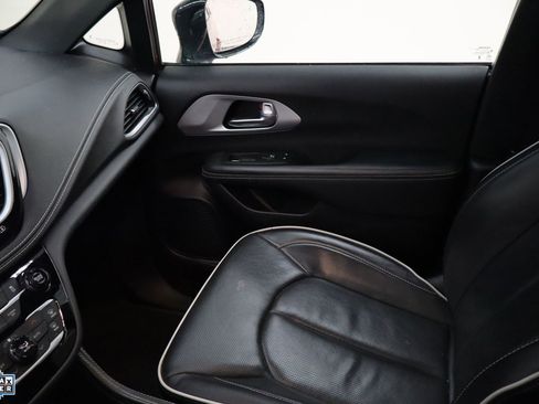 Used 2025 Chrysler Pacifica Limited image 21