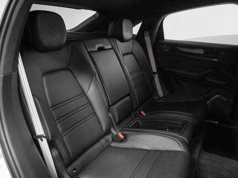 Certified 2025 Porsche Cayenne Turbo GT AWD/4WD image 36