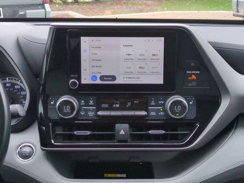 Used 2023 Toyota Highlander XLE image 18