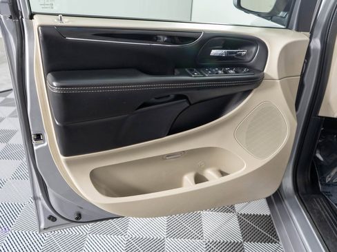 Used 2018 Dodge Grand Caravan SXT image 22