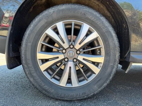 Used 2017 Nissan Pathfinder S image 17