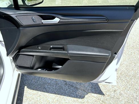 Used 2018 Ford Fusion SE w/ Equipment Group 201A FWD image 16