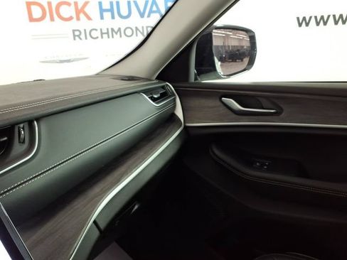 Used 2023 Jeep Grand Cherokee Limited AWD/4WD image 23