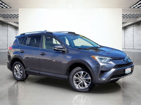 Used 2018 Toyota RAV4 LE AWD/4WD image 2