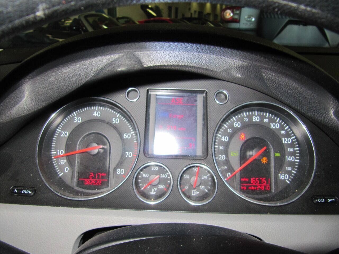 Used 2006 Volkswagen Passat Value Edition FWD image 14