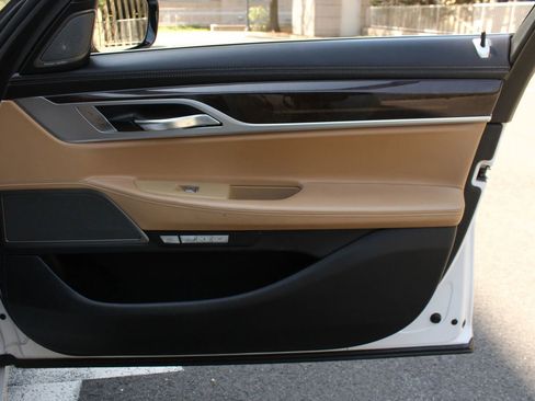 Used 2017 BMW 750i xDrive image 29