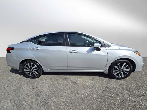 Used 2022 Nissan Versa SV FWD image 2