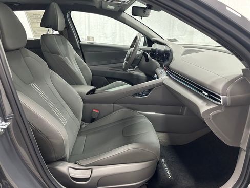 Used 2025 Hyundai Elantra SEL FWD image 57
