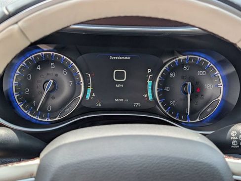 Used 2018 Chrysler Pacifica Limited w/ Tire & Wheel Group FWD image 18