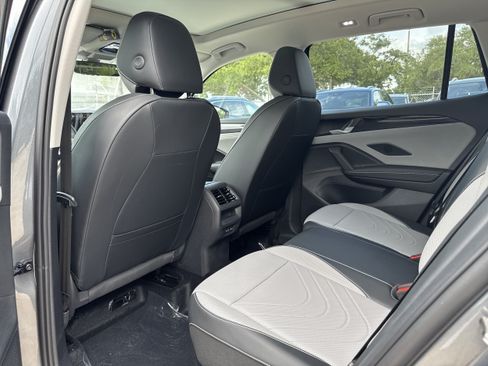 New 2026 Volkswagen Tiguan SE FWD image 19