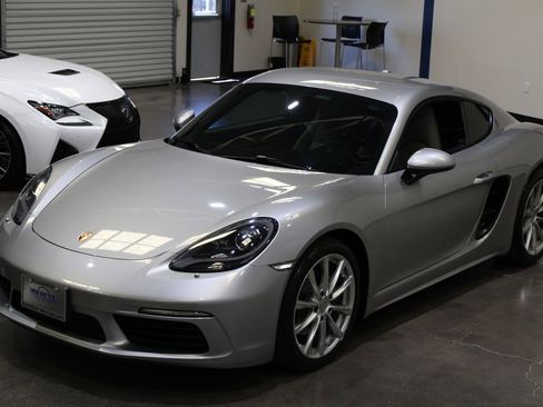 Used 2018 Porsche 718 Cayman RWD image 10