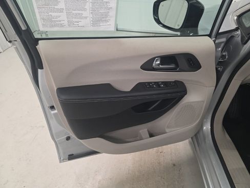 Used 2024 Chrysler Pacifica Touring-L image 12