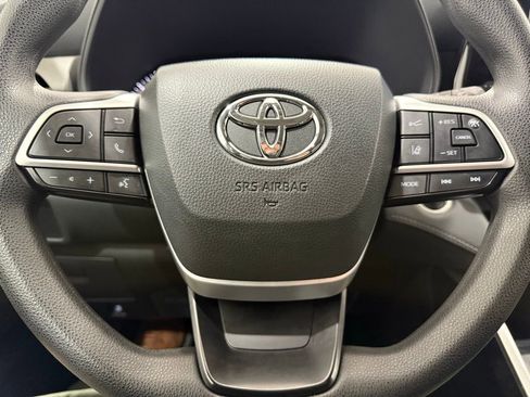 Used 2024 Toyota Highlander LE image 39