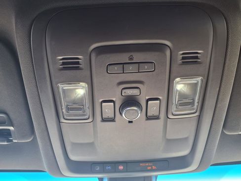 Used 2021 GMC Yukon SLT w/ SLT Luxury Package image 18