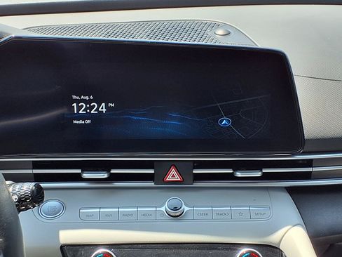 Certified 2025 Hyundai Elantra Limited FWD image 17